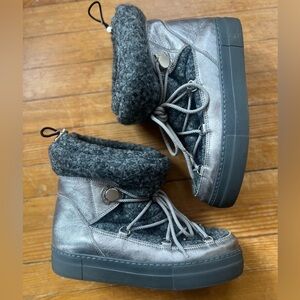 Moncler Ynnaf women’s silver leather and wool boots. Lace front slip on. Size 8